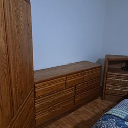 Dedroom Set- 5 Piece Solid Oak Wood In Great Condition.