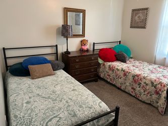 2  twins beds