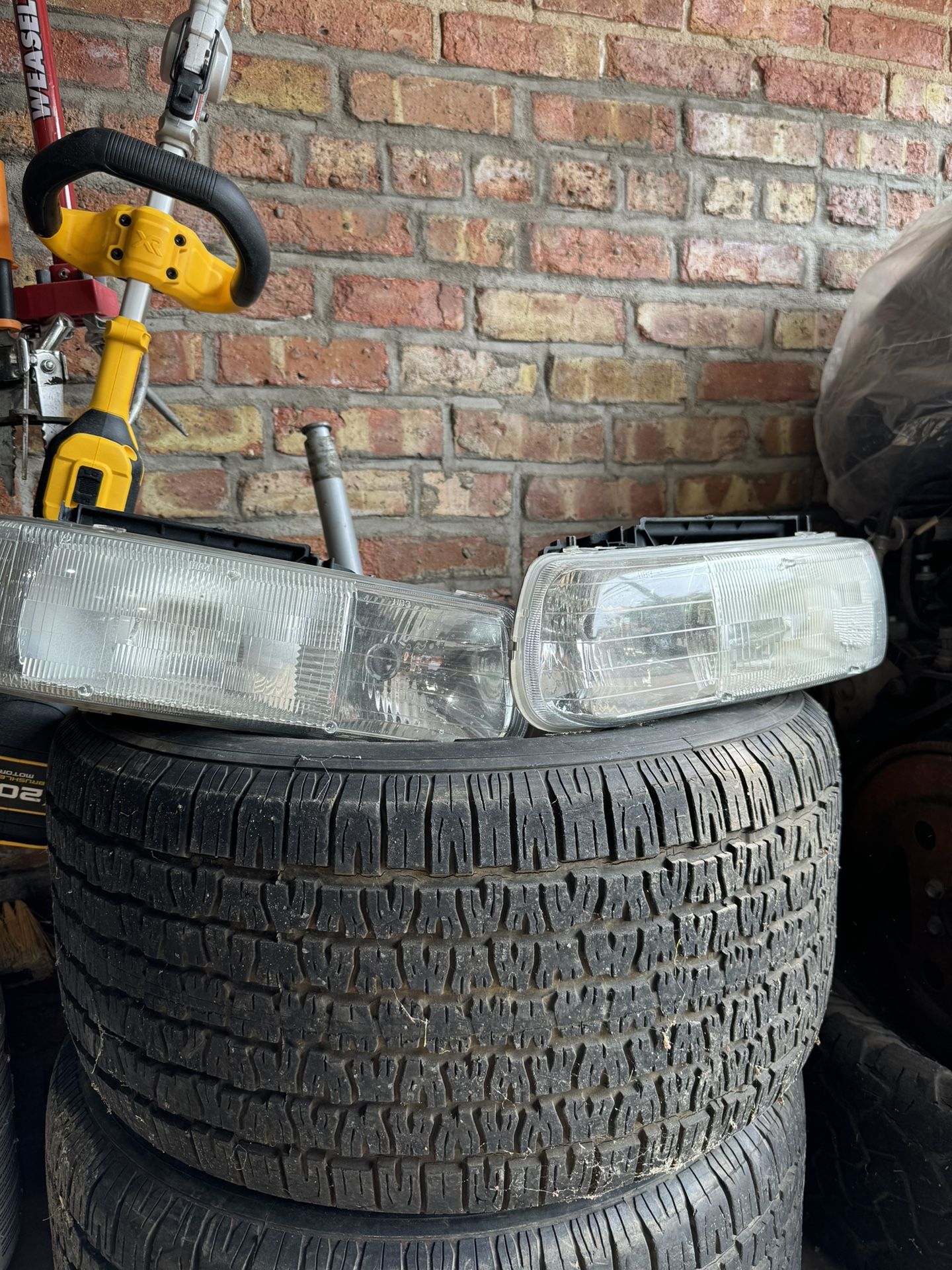 99-06 Tahoe Silverado OEM Headlights 