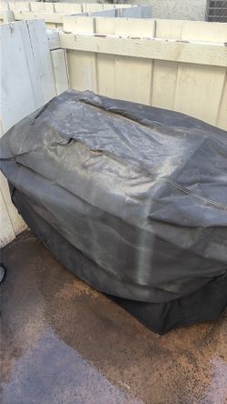 Flat top griddle with propane tank and cover