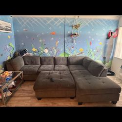 Large Sectional with Ottoman Gray Fabric - Great Condition 