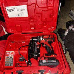 Milwaukee M18 18V Lithium-Ion Brushless Cordless 1/2 inch Compact Drill/Driver Kit. 