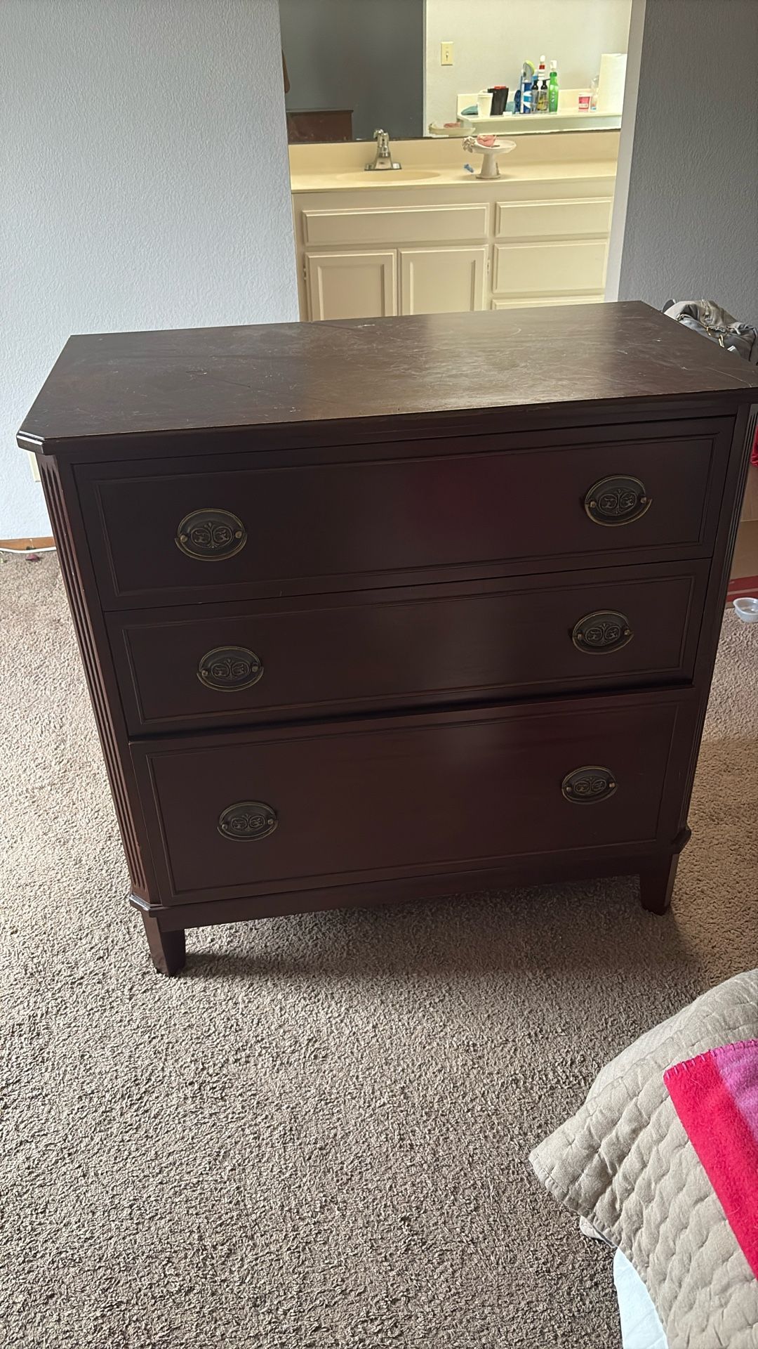 Dresser. Three Drawers 