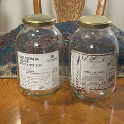 Set Of 2 Bottles With Lids 