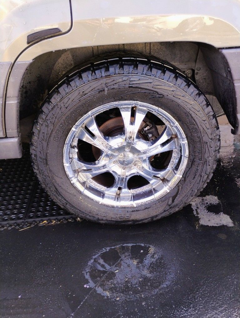 Rines 18 Universales 5 Virlos Para Dodge Cherokee Son 4 Rines 18 Inch. PINNACLE Con Tapas. $ 200