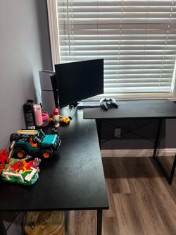 Corner desk