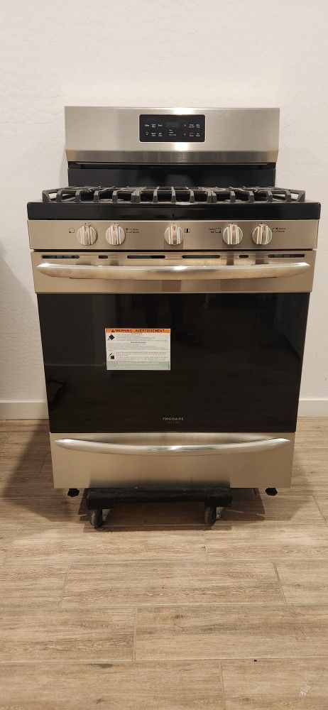 Only $550 NEW Frigidaire Gallery Stainless Steel Gas Range