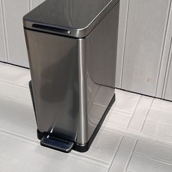 MOXIE 40-Liter Stainless Steel Kitchen Trash Can with Lid Indoor