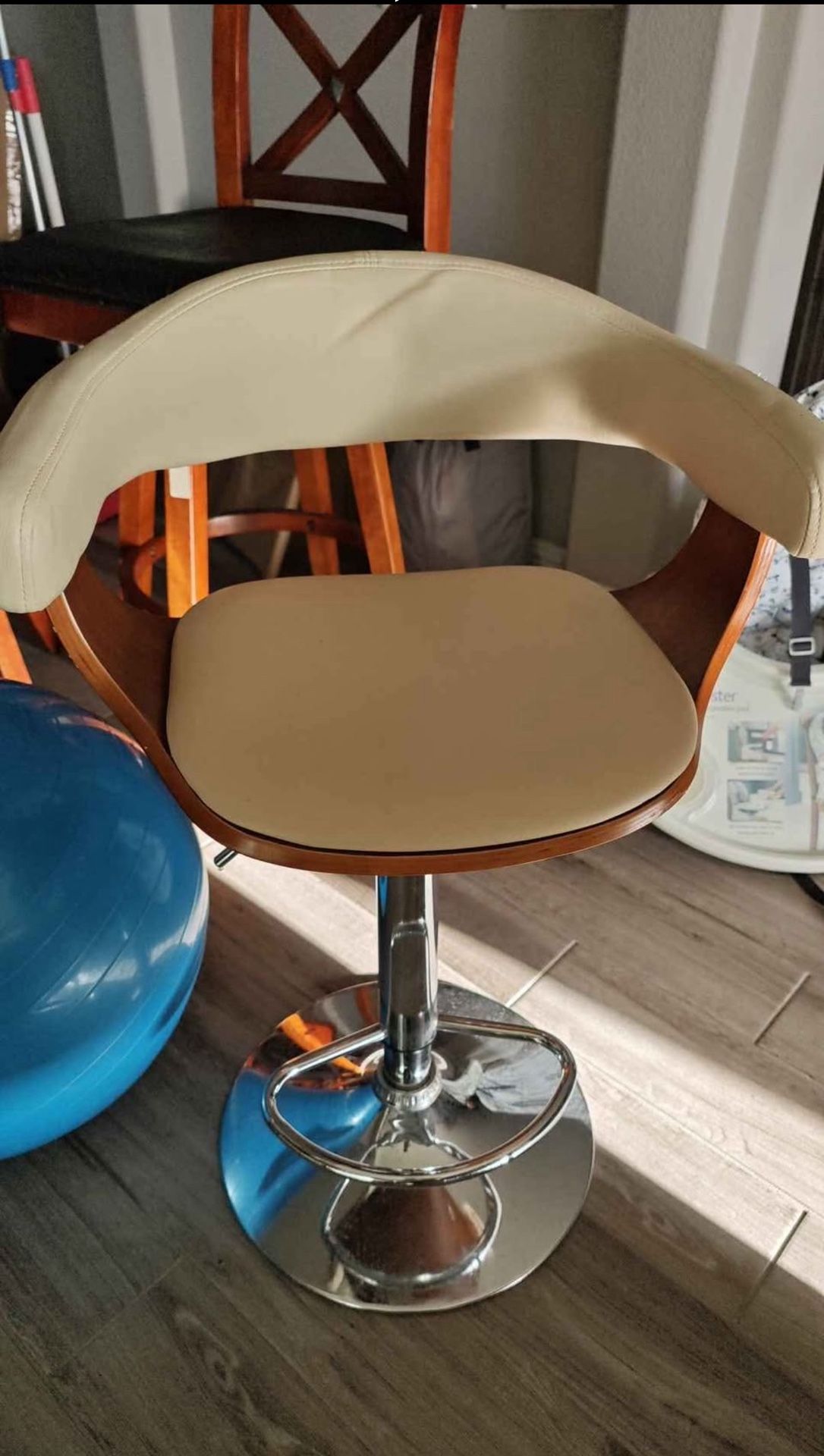 Modern Adjustable Bar Stool – Swivel Chair with Wood & Leather