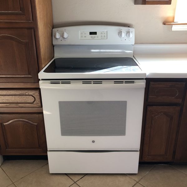 Electric Stove White With Black Top for Sale in Phoenix, AZ OfferUp