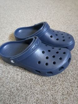 Men's 6, Women's 8 blue crocs