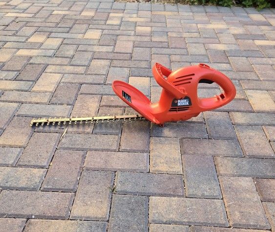 BLACK & DECKER HEDGE TRIMMER
