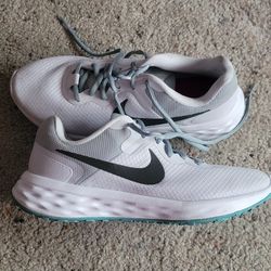 BRAND NEW Size 7.5 Women's Nike Shoes