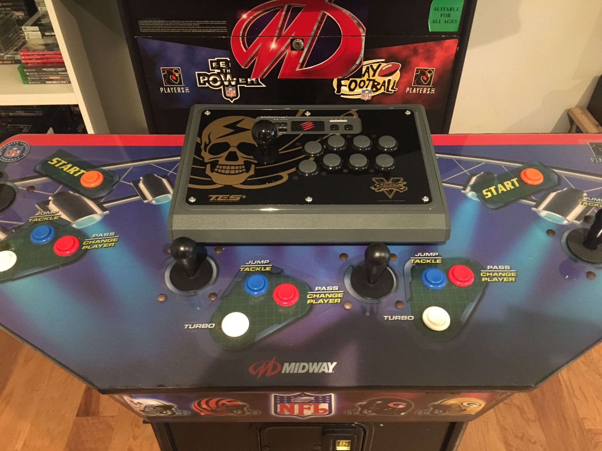 Mad Catz Street Fighter V TES+ Arcade Fightstick Shadaloo Edition