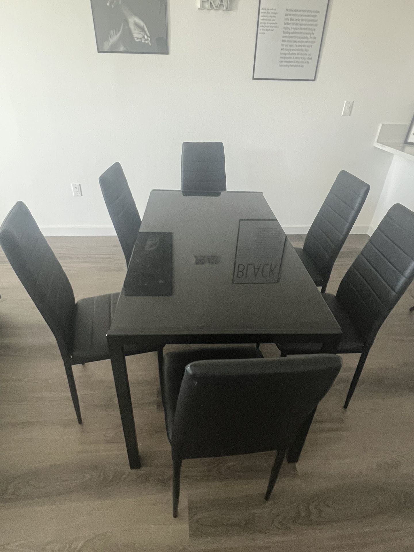 Dining room table w/ Chairs