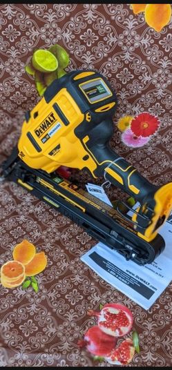DEWALT 20-VOLT  MAX.  XR  LITHIUM ION BRUSHLESS CORDLESS  15-GAUGES  ANGLED FINISH NAILER   (TOOL-ONLY)