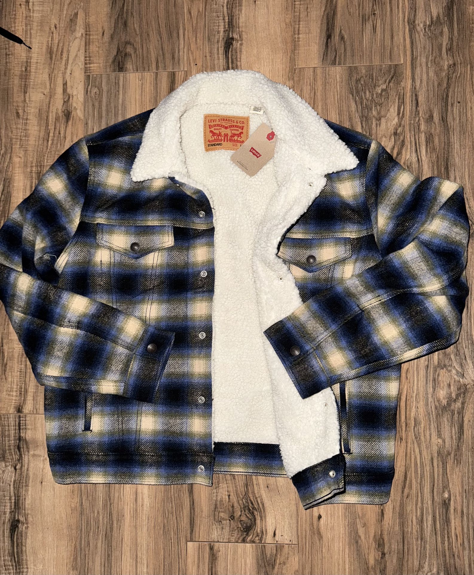 New Men’s Size Medium Levi’s Plaid Sherpa Jacket 