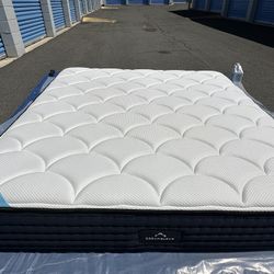 DreamCloud Premier Memory Foam King Mattress - LIKE NEW!