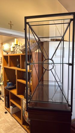 Tall Black Metal & Glass Display Shelf / Étagère – Excellent Condition