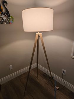Tripod lamp