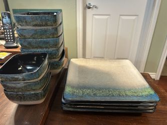 Broyhill 4 Dinner Plates 10” X 10” 5 Bigger Bowls 3 Small Bowls 