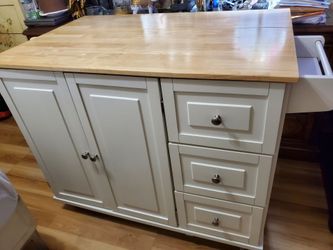 Like new Crosley Kitchen Island