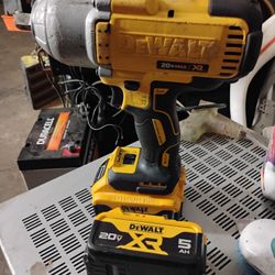 DeWalt 1/2 in Impact Wrench 20v Whit two batteries 