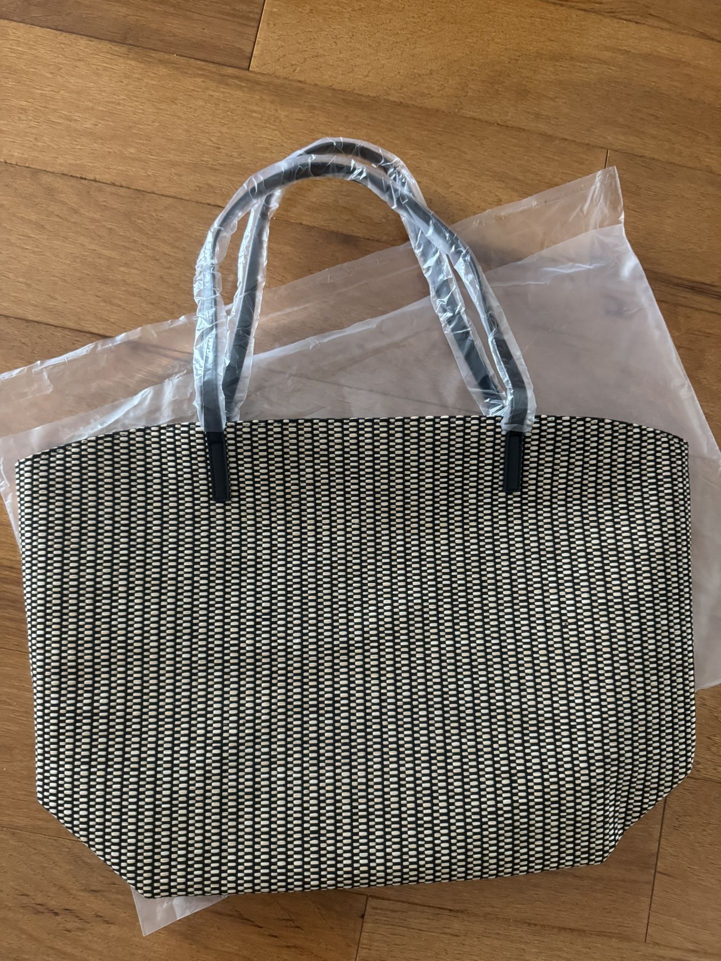 Beautiful straw summer black/gold tote shopping bag beach bag or travel tote Brand new Gifted from Saks Fifth Avenue