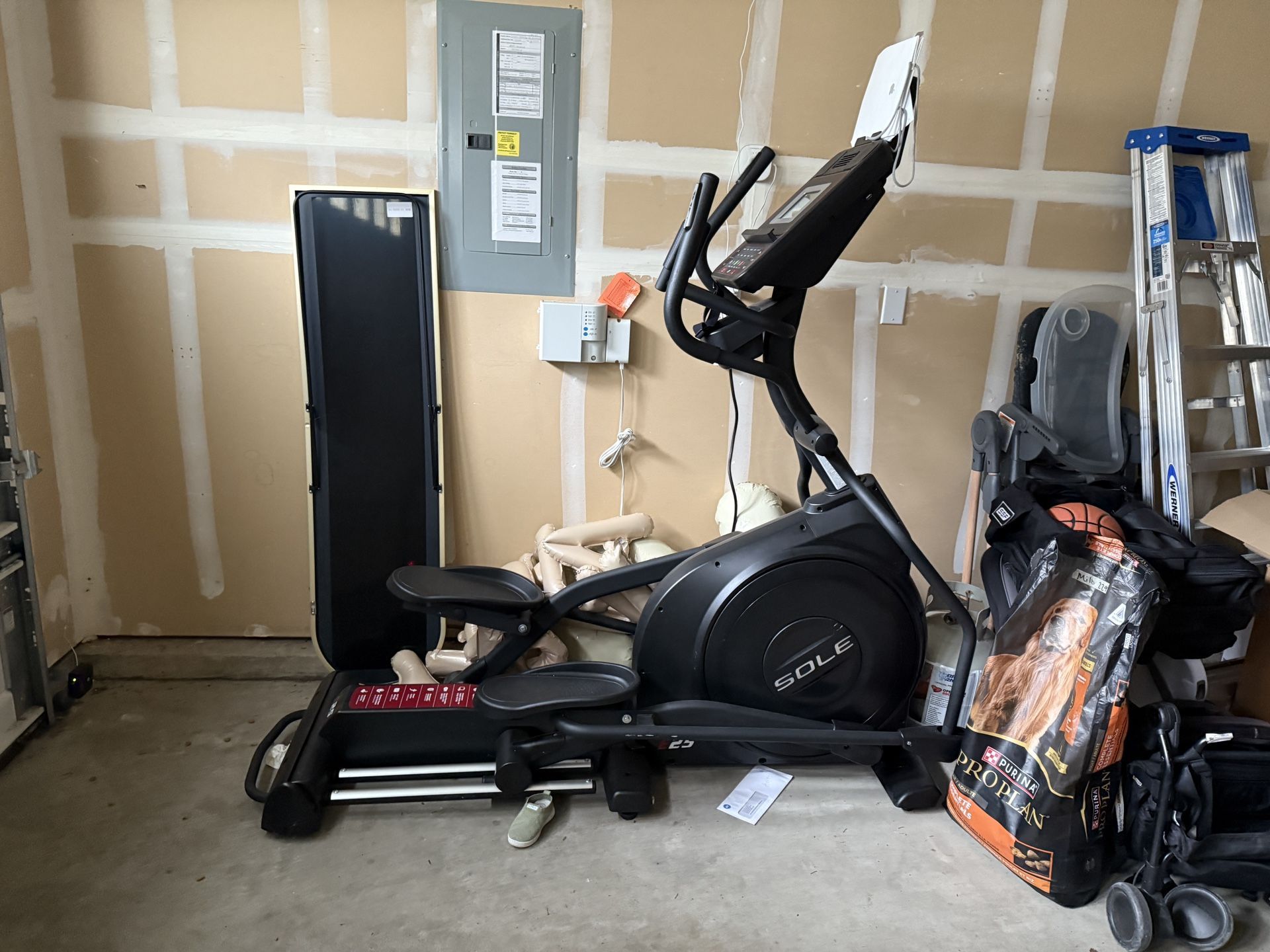 Sole Fitness E25 Elliptical