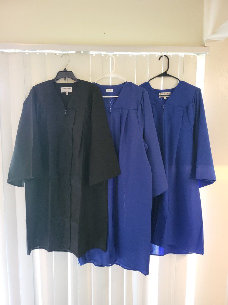 Graduation gowns 15$ 40$ For All