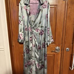 Valerie Stevens Women’s Robe – Size S (No Sash)