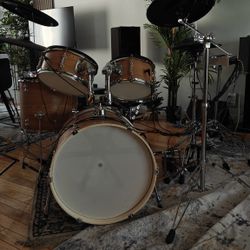 Electronic Drum Set, Acoustic Design. Like New!