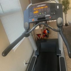 Life Fitness Integrity Series Treadmill