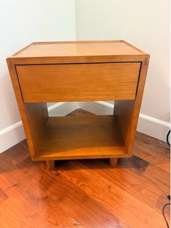 Thuma Walnut Nightstand – Solid Wood Modern Bedside Table