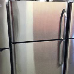 GE 19 Cu Ft Stainless Steel Top And Bottom Fridge. 1 year Warranty 