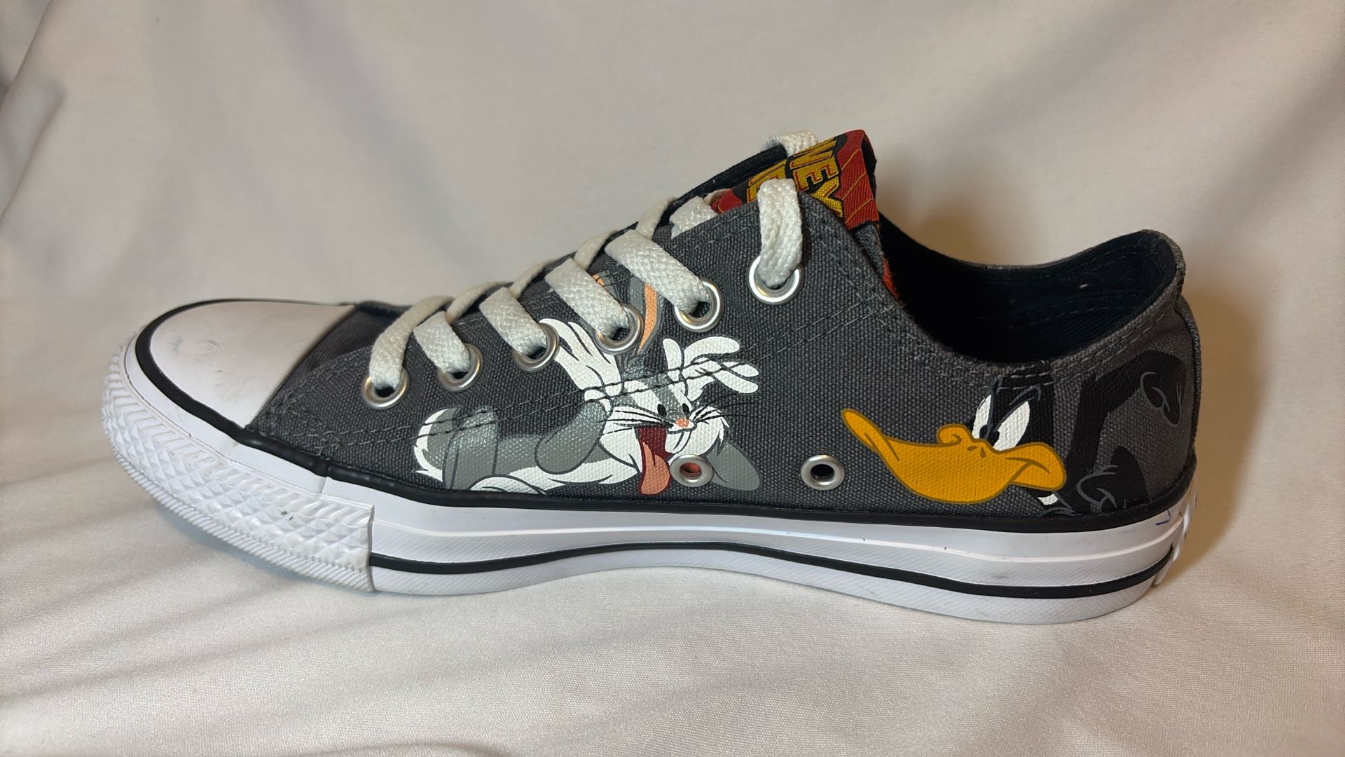 Converse ⭐️ All Star Collectible Looney Tunes, Shoes, Size Men’s 4.5 Women’s 6.5 color Gray White And Characters Are Orange Black And White 