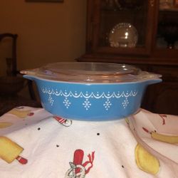 Vintage Pyrex,  Round  “ Blue Snowflake Garland” Casserole with lid. 1 pt.  # 471 