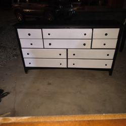 Freshly Painted And Sanded Black And White Dresser 10 Drawers All Slide Very Well None Of Them Fall Out