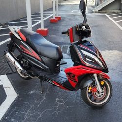 SCOOTER 49 cc, Year 2017. 2248 Miles. Title on hand / USED FAIR condition 