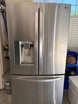 refrigerator freezer with built in ice maker