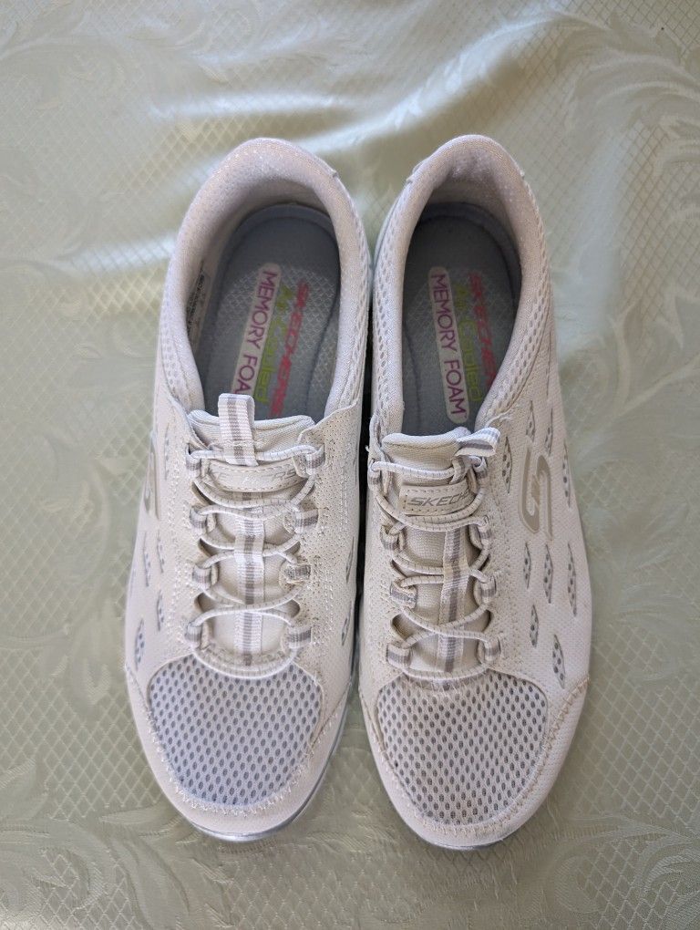 Sketchers Tennis Shoes