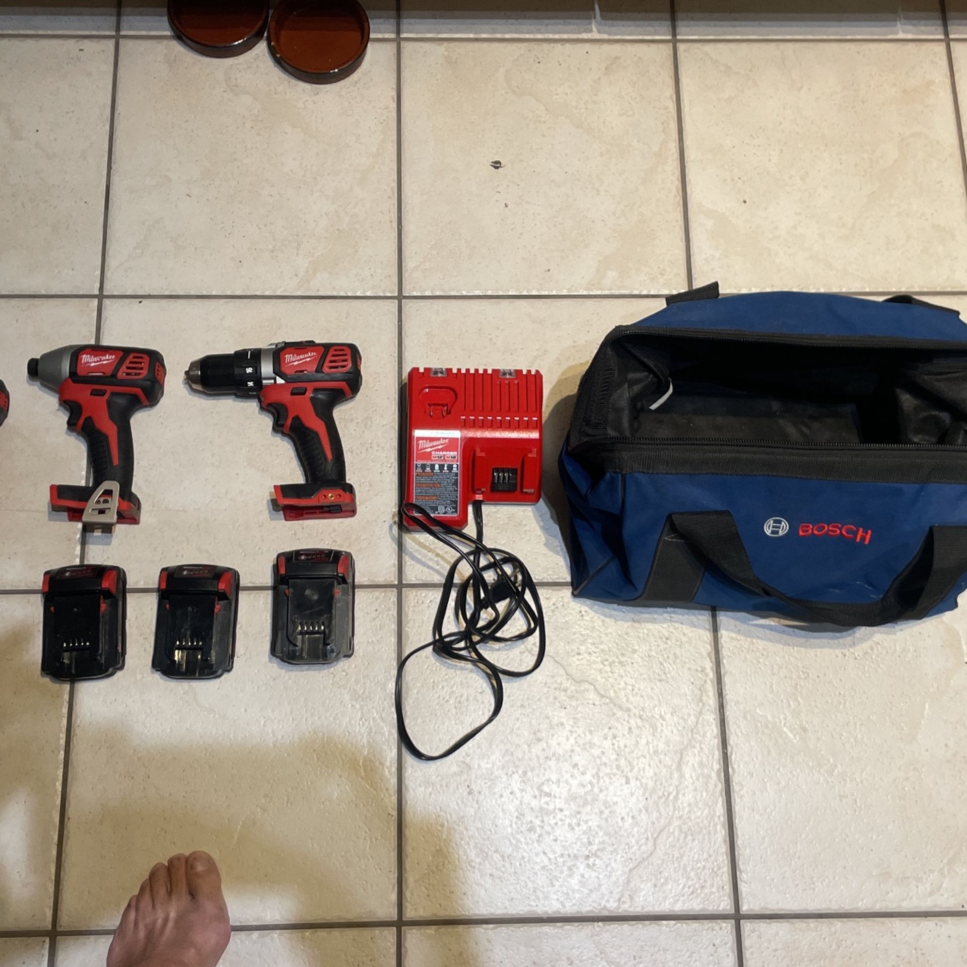 3 Taladros 3 Baterías casi nuevas el Cargador y El Maletín no es Milwaukee pero casi Nuevo También el Taladro Más Pequeño no Tiene Batería