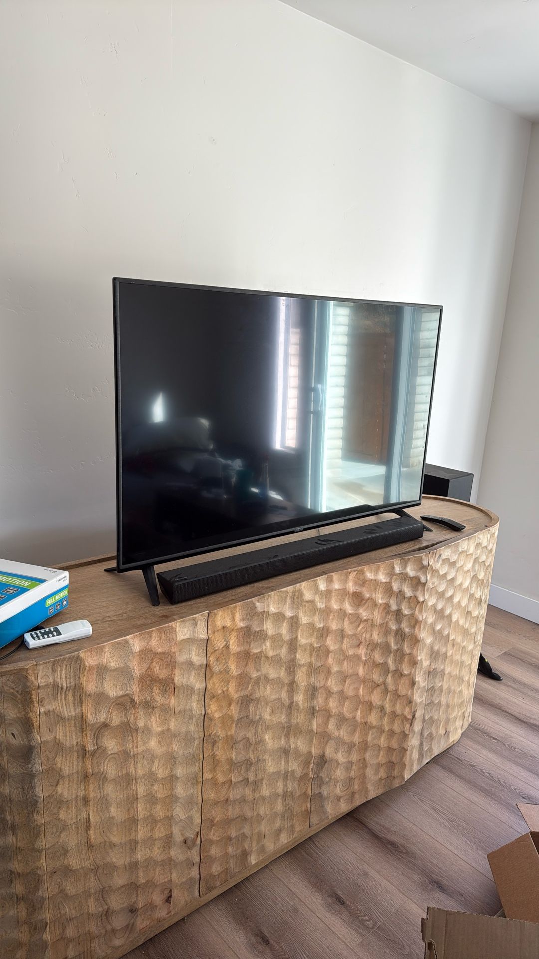 55in 4k Smart TV/Soundbar/Subwoofer/Wall Mount Bundle