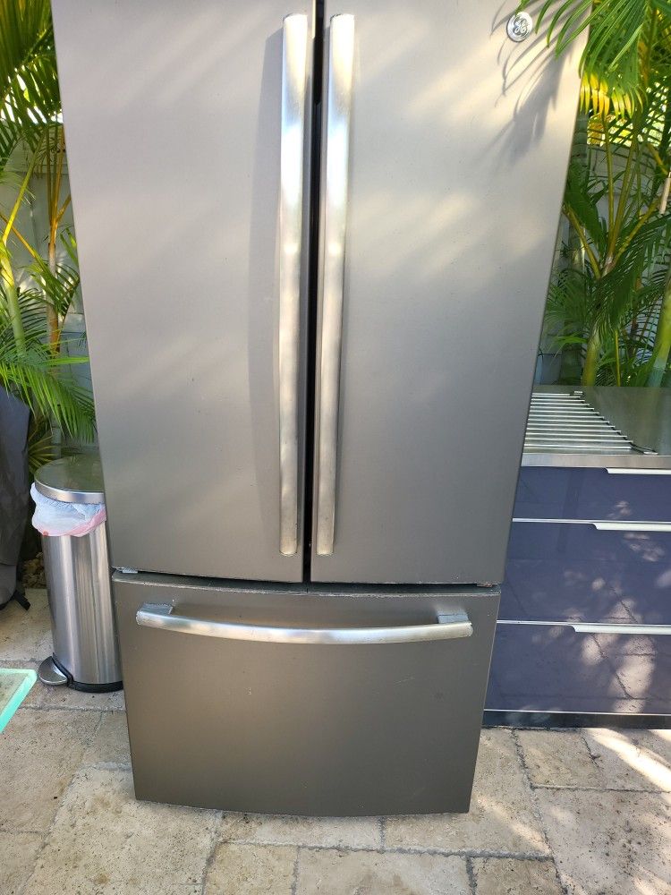 GE Refrigerator/not Cooling/For Parts Only.