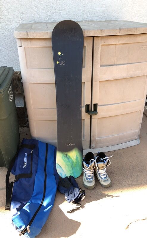 Women’s Lamar Tricia Byrnes Snowboard with Snowboard boots, gloves, carry case