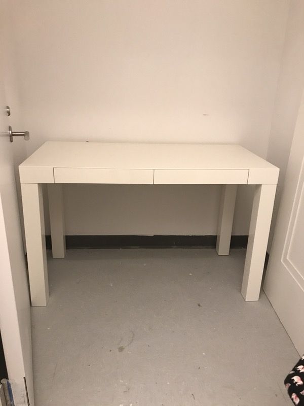 Cb2 Runway White Desk In Excellent Condition For 199 Originally 399 For Sale In New York Ny Offerup