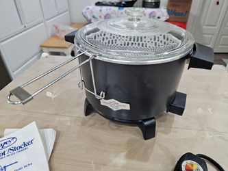 Never used, Dazey Chef’s Pot Stocker Multi Cooker Fry Steam Slow Cook w Basket and glass lid - you6 QT