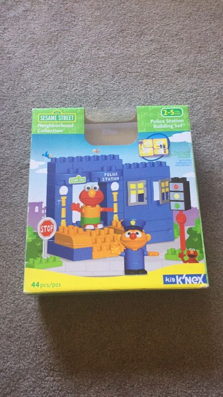Kid K'nex sesame street neighborhood collection police station building set Legos (complete)