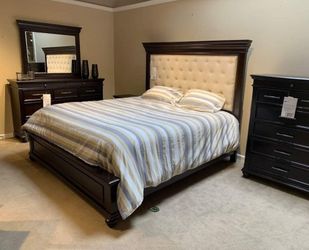 Brynhurst upholstered sale bed
