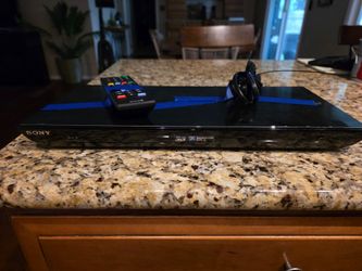 Sony BDP-S590 3D Blu-ray/DVD Player w/ Remote – Wi-Fi